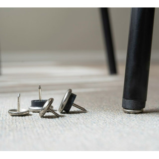 Metalowe prowadnice do mebli na dywanach