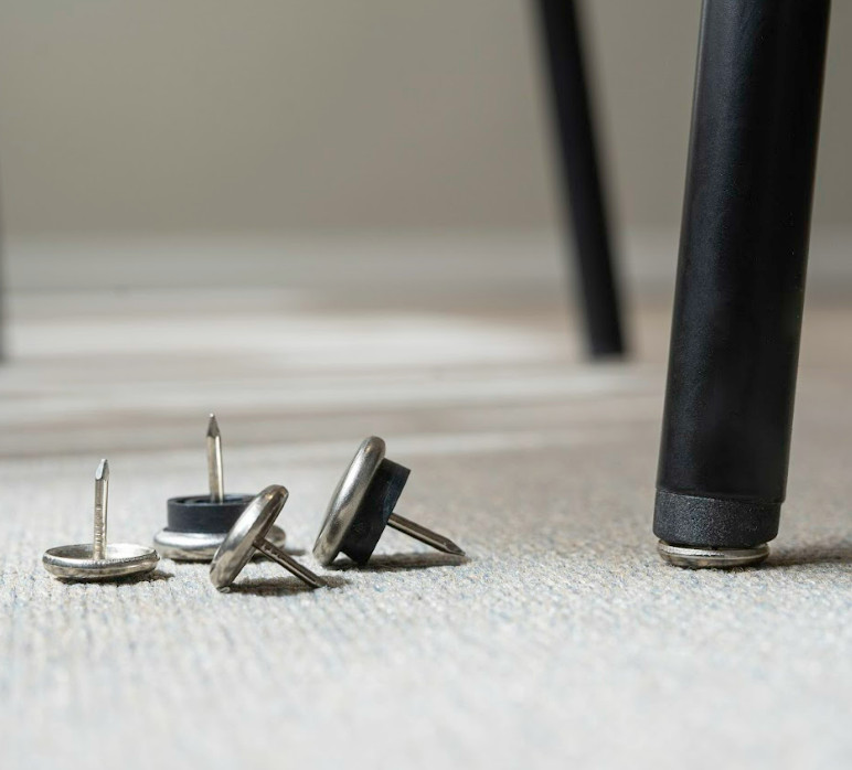 Metalowe prowadnice do mebli na dywanach